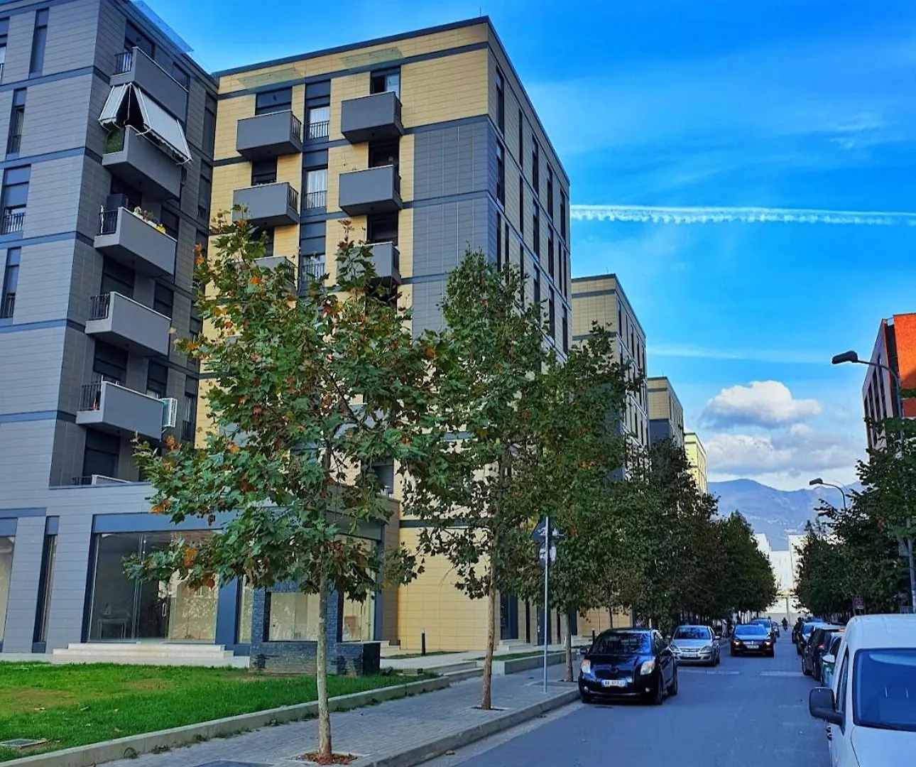 Spacious 2-Bedroom Apartment Near Center contacts